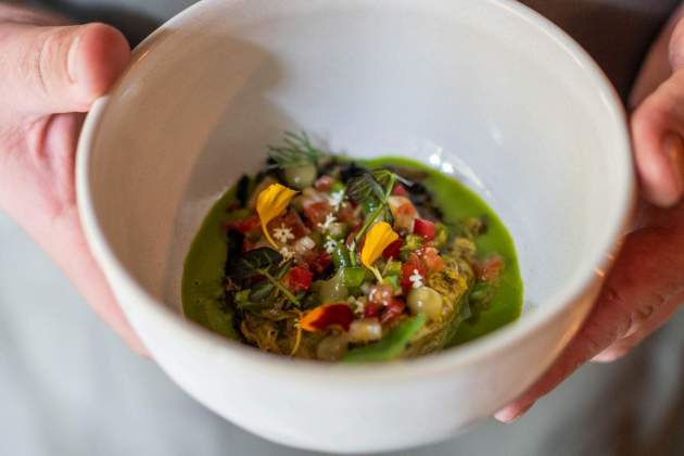 La lechuga a la brasa con salsa criolla y limón fermentado del Gurí