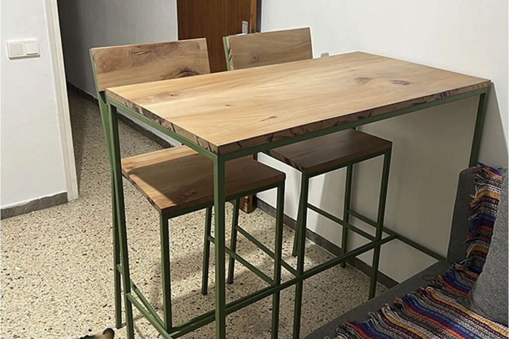 02.resultado mesa y sillas altas en lugar