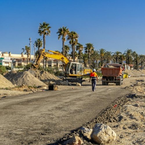 Avancen les obres de renovació del passeig marítim de La Pineda